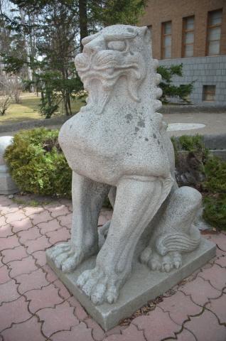 Ритуальные псы Комаину у входа в краеведческий музей.     Фото Владимир Чуйко.JPG