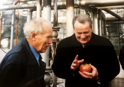 ДИРЕКТОР СОВХОЗА ТЕПЛИЧНЫ Н.САЛТУК И И.ФАРХУТДИНОВ.jpg