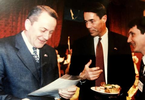 ИГОРЬ ФАРХУТДИНОВ И ГУБЕРНАТОР ШТАТА АЛЯСКА ТОНИ НОУЛЗ.jpg