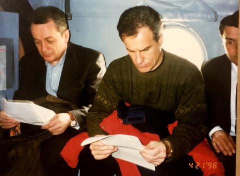 И.ФАРХУТДИНОВ И ЗАМ. РУКОВОДИТЕЛЯ АДМ-ЦИИ ПРЕЗИДЕНТА РФ, ПРЕСС-СЕКРЕТАРЬ ПРЕЗИДЕНТА РФ С.ЯСТРЖЕБСКИЙ ЛЕТЯТ НА О.ТАНФИЛЬЕВА.jpg