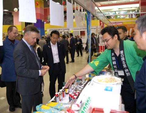 МЭРЫ ГОРОДОВ АСАХИКАВА НАРИСАВА И ЮЖНО-САХАЛИНСК НАДСАДИН НА ВЫСТАВКЕ_1.jpg