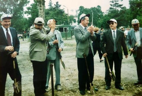 ПОСАДКА ДЕРЕВЬЕВ СОВМЕСТНО С МЭРОМ ЮЖНО-САХАЛИНСКА Ф.СИДОРЕНКО.jpg