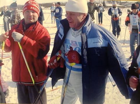 ПРЕСС-СЕКРЕТАРЬ А.БАЯНДИН И И.ФАРХУТДИНОВ НА ЛЫЖНОМ МАРАФОНЕ.jpg